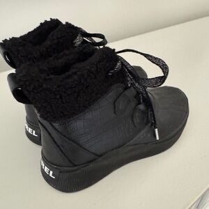Sorel fur lined booties. Size 6.5. Worn once